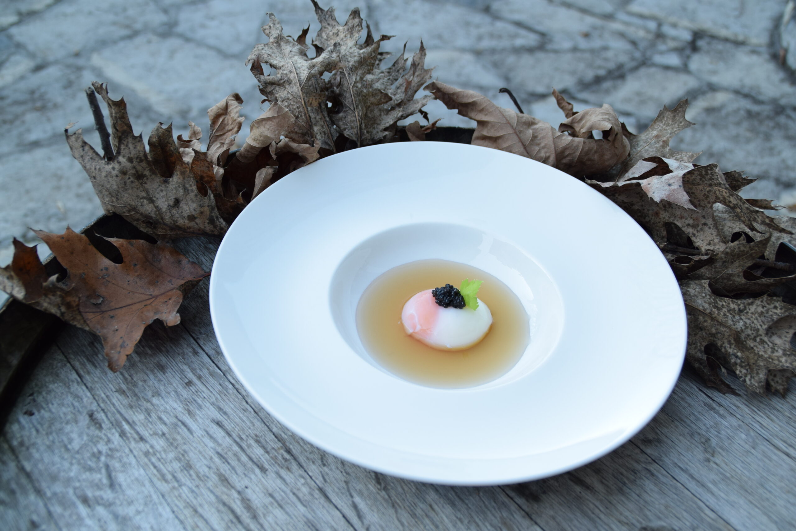 Uovo affogato, brodo di funghi e caviale