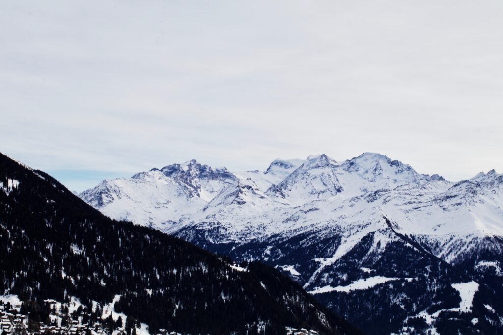 Une image contenant neige, extérieur, ciel, montagne
Description générée automatiquement
